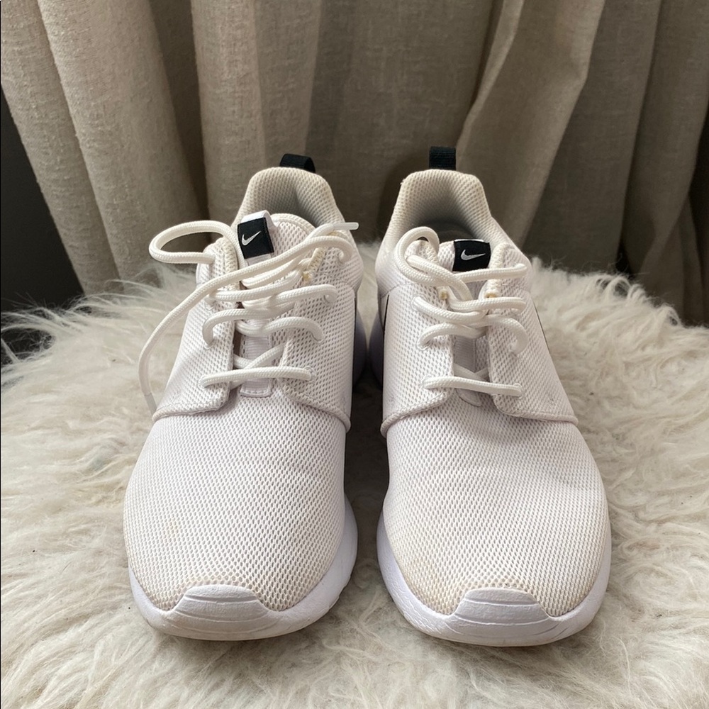 NIKE ROSHE Lightweight Minimalist Sneakers, size 6